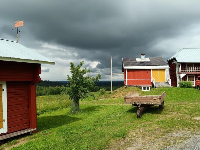 Ukkospilvet nousevat tilan yllä